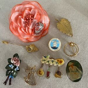 VINTAGE - 9 pins total -  Floral and Goldtone Brooch Set